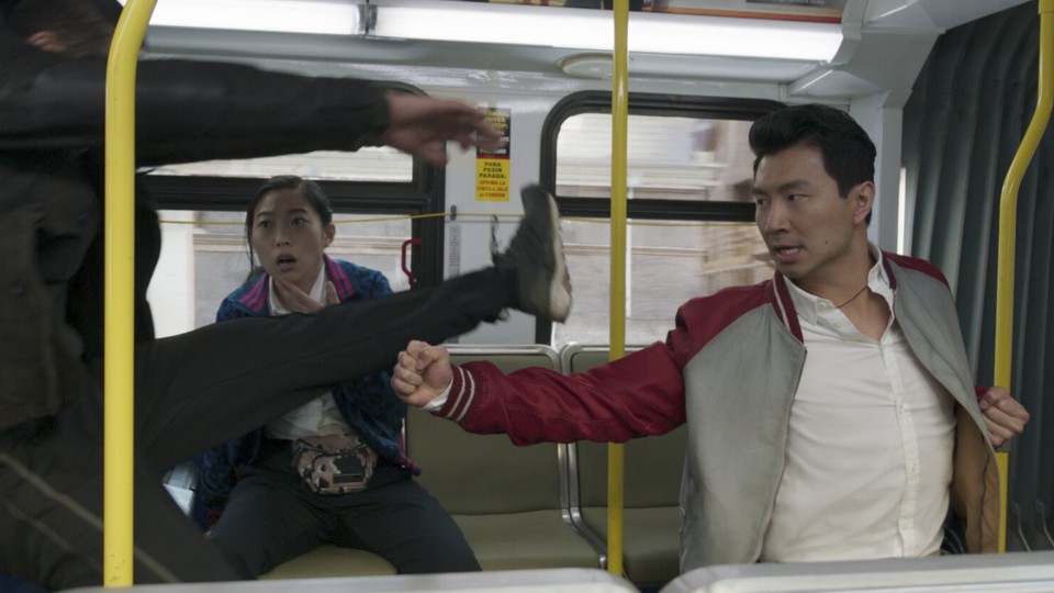 Eins der großen Highlights von Shang-Chi: Die erste Kampfszene im Bus. Bildquelle: Disney/Marvel