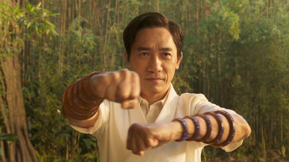 Für einen Marvel-Film widmet sich Shang-Chi überraschend ausgiebig dem Schurken Xu Wenwu (Tony Chiu-Wai Leung) - und davon profitiert gesamte Geschichte. Bildquelle: Disney/Marvel Studios