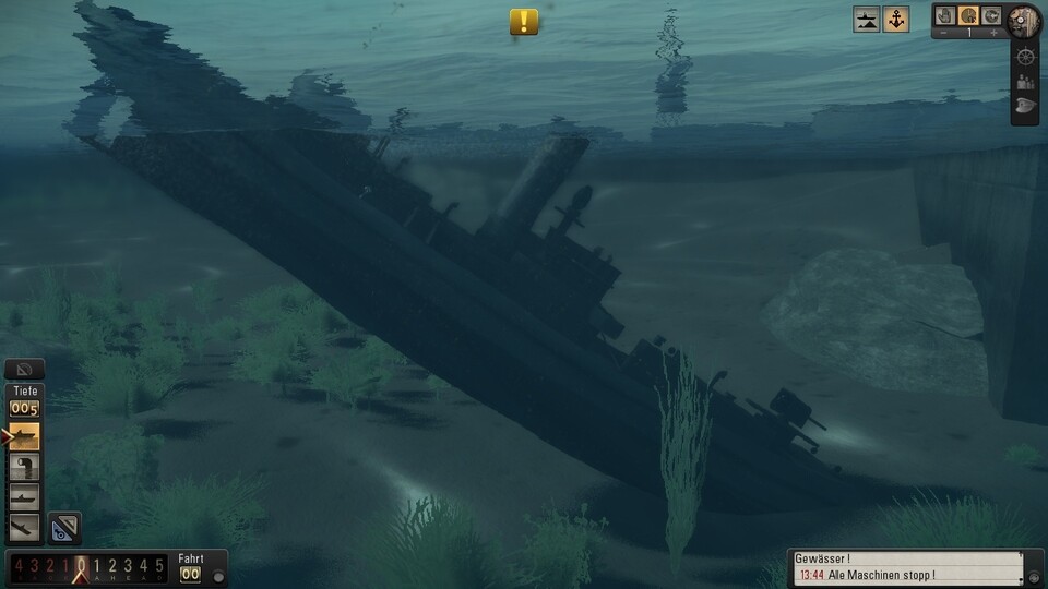 Silent Hunter 5: KI-Aussetzer: Ein Freundschiff hat die Kaimauer gerammt und versinkt im Hafen.