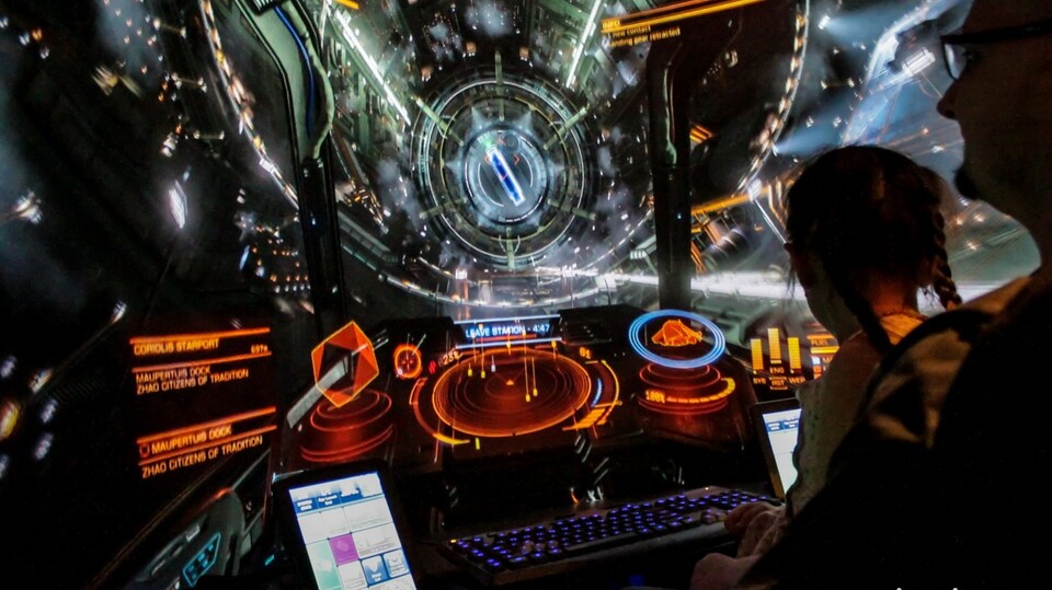 Simulationen wie Elite: Dangerous spielen sich mit einem passenden Cockpit gleich nochmal so gut – das passende handwerkliche Geschick oder Kleingeld vorausgesetzt.