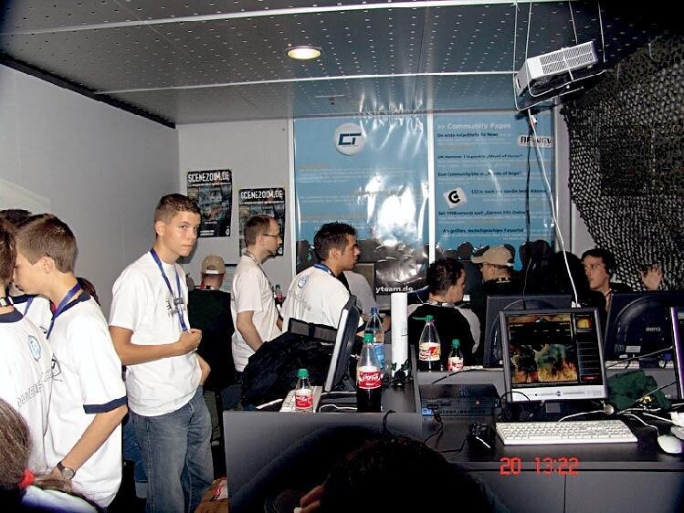 Auf der Games Convention 2004 empfing und informierte das Community Team Fans am eigenen Stand.