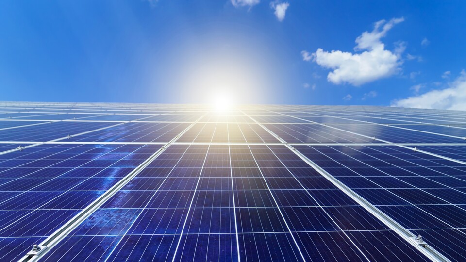 Solarstrom bis zum Abwinken: Was sich viele zur Energiewende wünschen, ist im sonnenreichen Bundesstaat Kalifornien teilweise Realität. Doch beim Thema Speicher gibt es nach wie vor Baustellen. (Bildquelle: Adobe StockVadim)