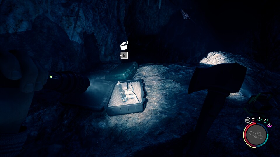Die Seilpistole liegt am Ende der großen Höhle auf dem Boden.