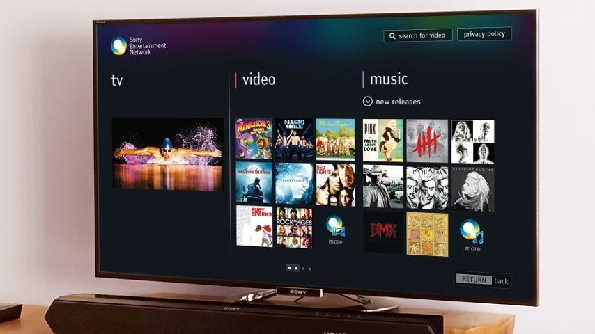 Die Smart-TV-Funktionen des Sony-Fernsehers sind auf der Höhe der Zeit, neben einem Browser wird unter anderem der Zugang zu Apps sowie zu Sonys Streaming-Diensten Video Unlimited und Music Unlimited geboten.