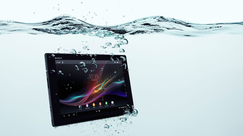 Apples iPad vergibt uns ein spontanes Bad nicht - das Xperia Tablet Z schon.