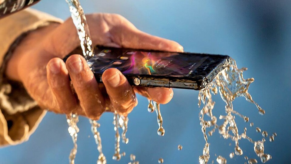 Wir sind mit dem Sony Xperia Z nicht auf Tauchstation gegangen, aber laut Sony ist das Smartphone sicher gegen Wasser geschützt, wenn alle Gummiabdeckungen der Anschlüsse geschlossen sind.