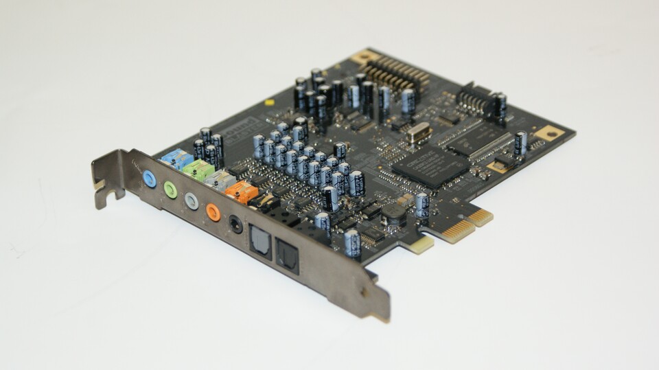 Wir empfehlen Ihnen die Creative Soundblaster X-Fi Titanium mit PCI-Express-1x-Anschluss ind er Bulk-Veriosn (ohne Zubehör) für etwa 60 Euro.
