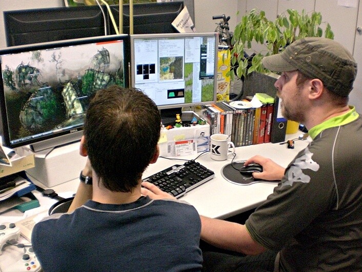 Der Level Designer Mark Intelmann (rechts) und sein Kollege Benny Kayser entwerfen ein Dorf in einer Sumpflandschaft für Sacred 2.