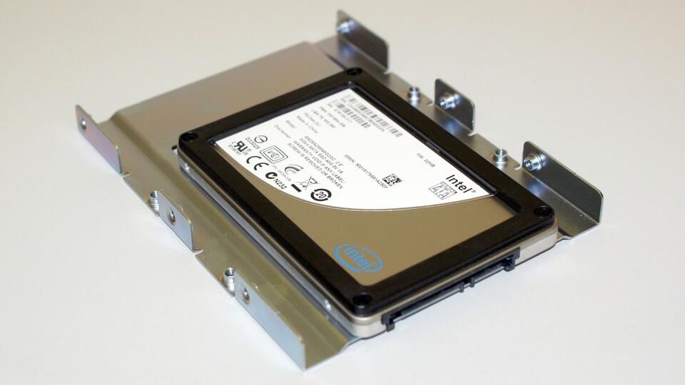 Ein Einbaurahmen hilft, die 2,5-Zoll-SSDs in PC-Gehäuse zu schrauben.