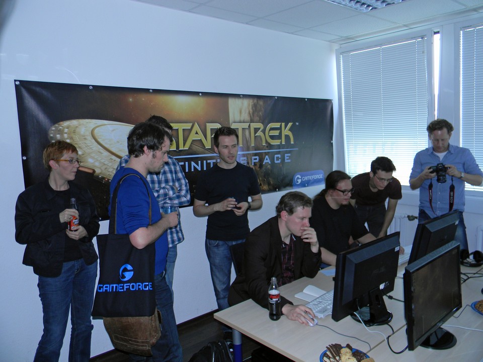 Antony Christoulakis (Mitte) erläutert der versammelten Spielepresse den Entwicklungsprozess von Star Trek – Infinite Space.