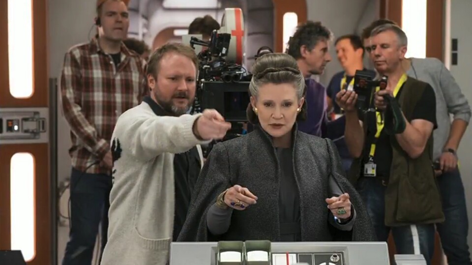 Die verstorbene Leia-Darstellerin Carrie Fisher bei den Filmarbeiten zu Star Wars: Die letzten Jedi. Für Episode 9 wird ihr Part nun rausgeschrieben.
