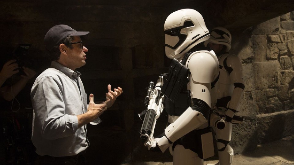 Regisseur J.J. Abrams bei den Dreharbeiten zu Star Wars: Episode 7, sprach über seine Beteiligung zu Episode 8.