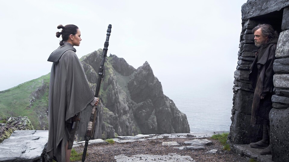 Rey macht Luke Skywalker auf Ahch-To ausfindig.