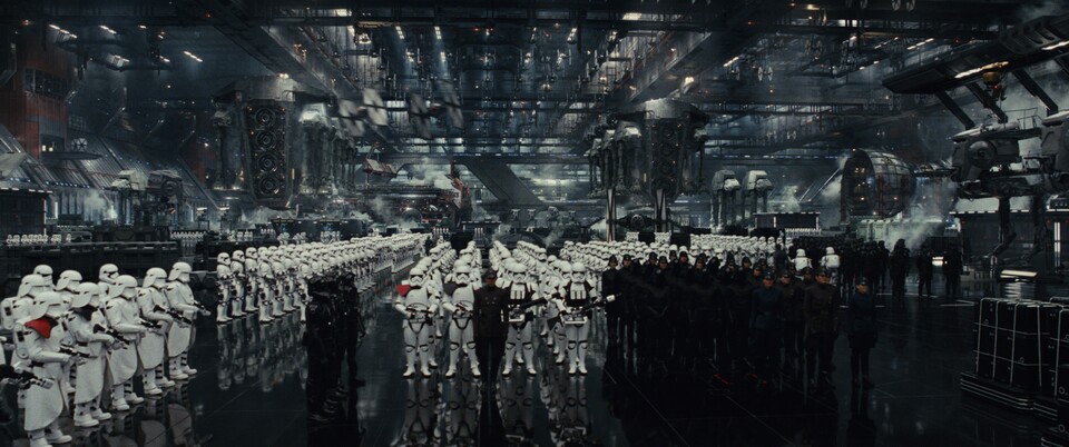 Ein Blick in den Sternenzerstörer Supremacy von Snoke mit seiner Armee von Sturmtruppen.