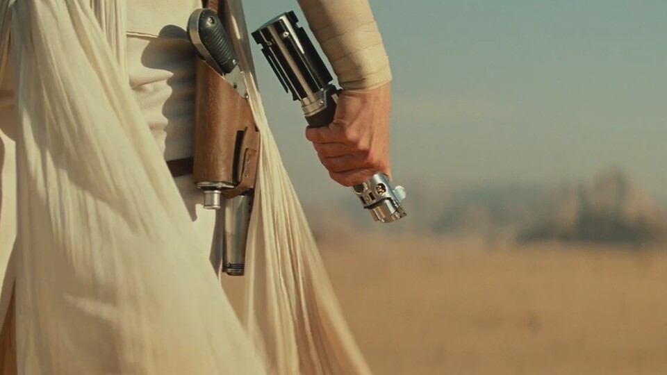 Rey trägt nicht nur ihr Lichtschwert als Waffe, sondern auch noch den Blaster, den Han Solo ihr in Episode 7 geschenkt hat.