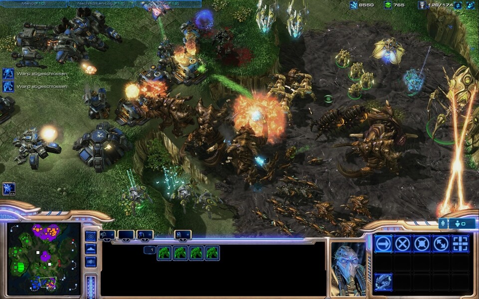 Terrans, Protoss and Zerg clash for the final battle. As you can see, the camera does not zoom out very far.