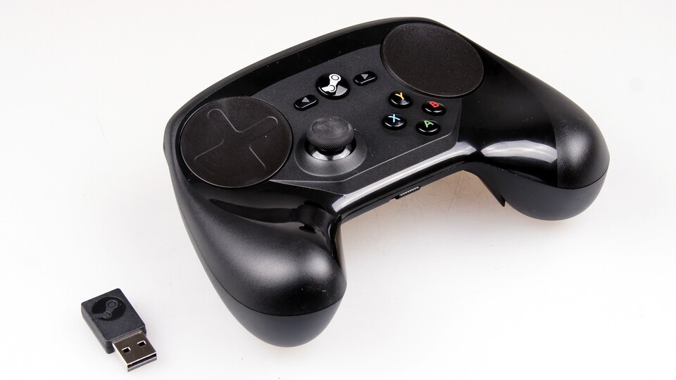 Die Verbindung zwischen Steam Controller und PC erfolgt drahtlos über einen kleinen Empfänger. Sind die Batterien leer, kann ein Micro-USB-Kabel angeschlossen werden.