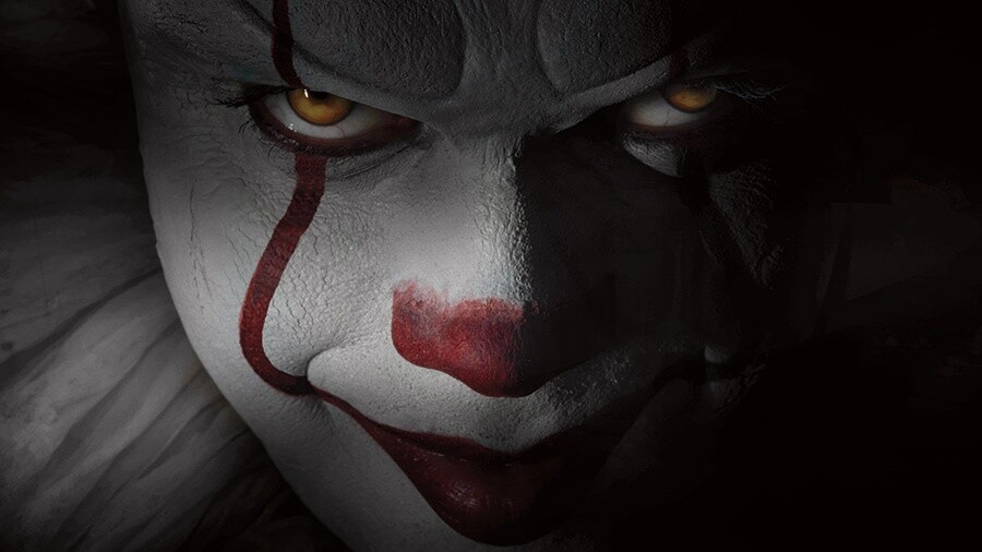Ein neues Bild zeigt den Horror-Clown Pennywise aus der Neuverfilmung von Stephen Kings Es nun endlich vollständig.