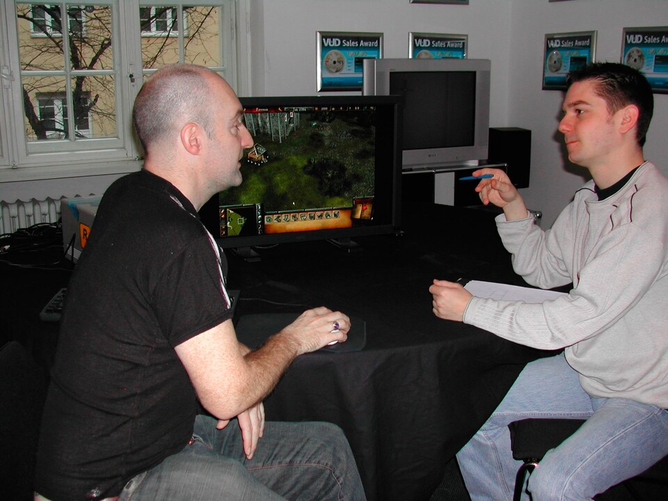 Firefly-Chef Simon Bradbury (links) erklärt Heiko Klinge das Ehre-System von Stronghold 2.