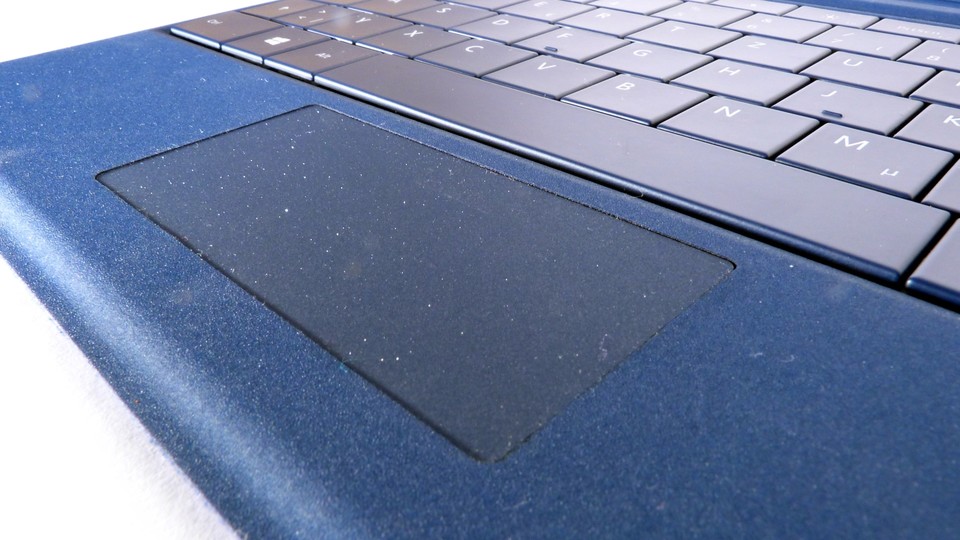 Das Touchpad des Typecover ist recht klein und eignet sich nur bedingt zum Arbeiten.
