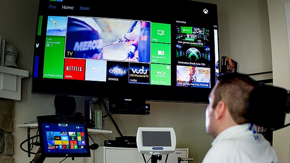 Ein Surface Pro und eine Xbox One helfen Tyler Schrenk per Sprachsteuerung beim täglichen Leben. (Bildquelle: Microsoft)