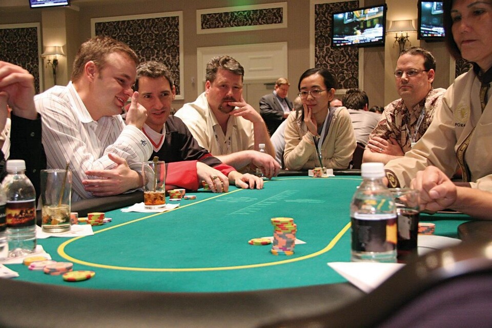 Pokerface: Bioware-Chef Ray Muzyka (rechts) wird nach über sieben Stunden zum König aller 80 DICE-Kartenspieler.