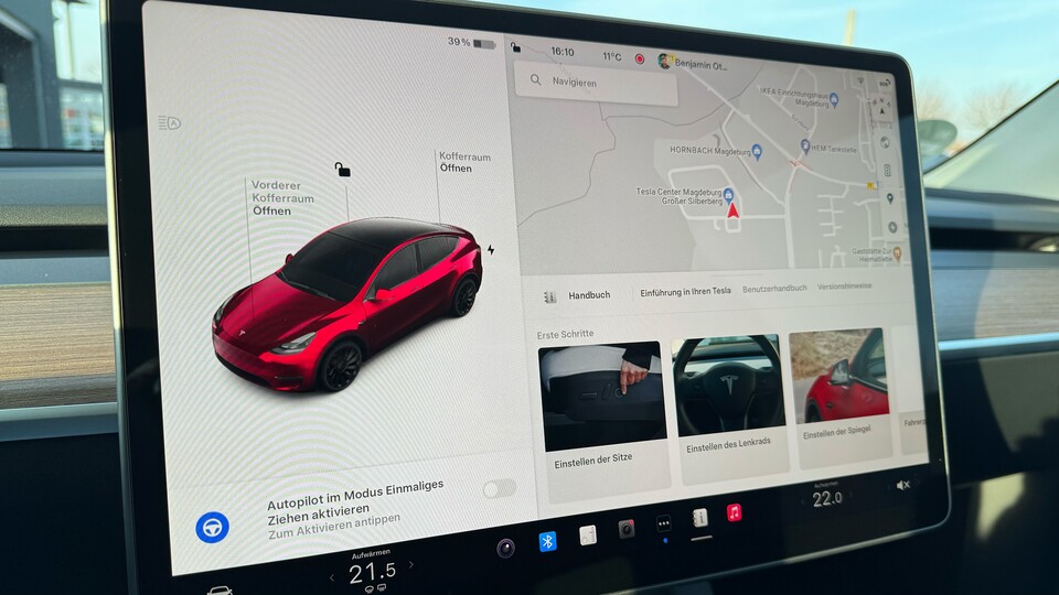 Der Tesla begrüßt euch mit einigen Einführungsvideos, um euch Funktionen zu erklären.