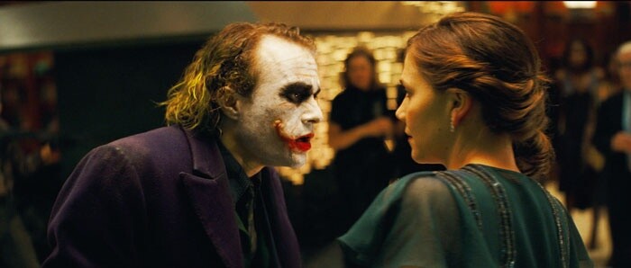 Rachel (Maggie Gyllenhaal) kommt dem Joker näher. 