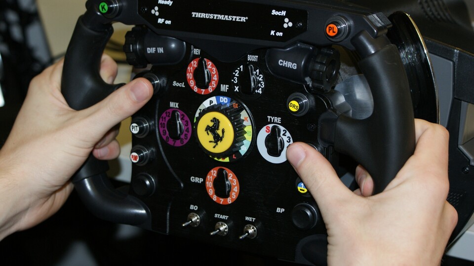 Die Drehregler in der Mitte sind nur angedeutet und wirken extrem billig – der größte Schwachpunkt des Ferrari-Lenkrads.
