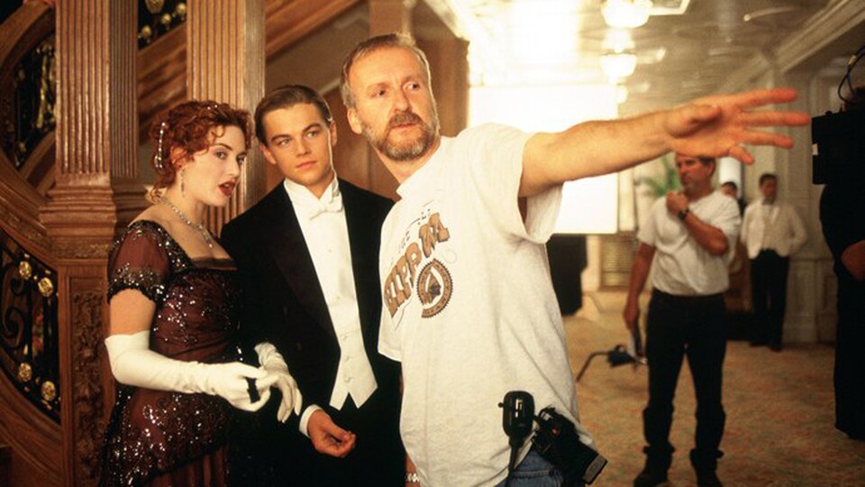 Regisseur James Cameron bei den Filmarbeiten zu Titanic mit Leonardo DiCapro und Kate Winslet.