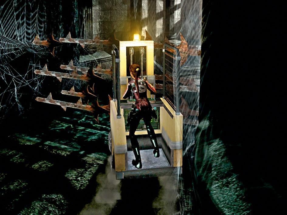 Mit einem Gabelstapler gurkt Lara durch Gewölbe.