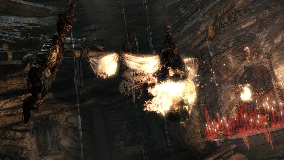 Lara schwingt hin und her, um ihre Fesseln an einem Feuer in Brand zu setzen.