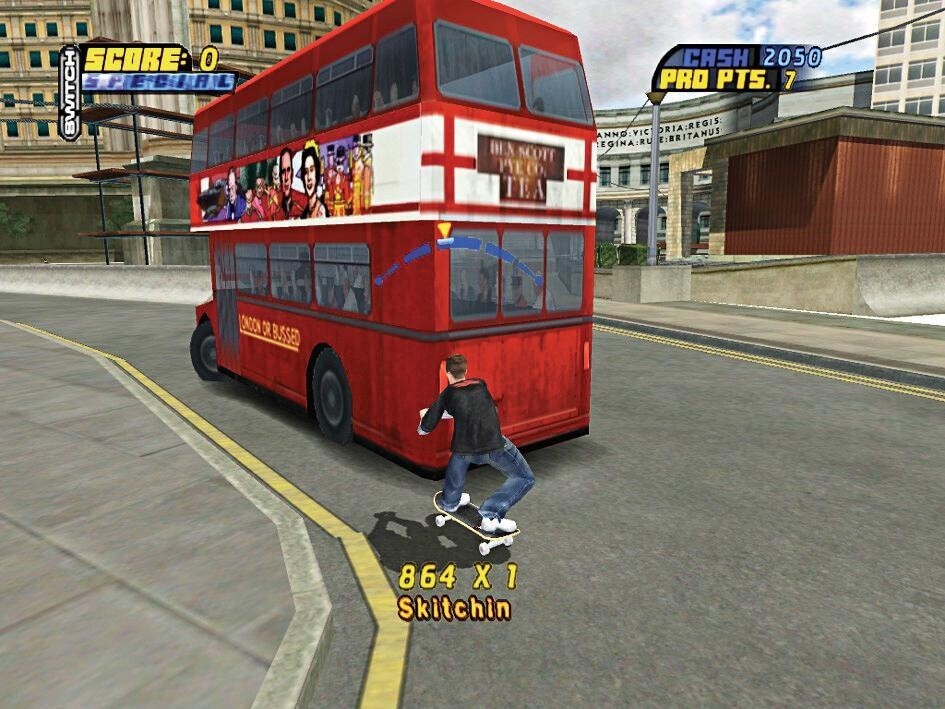 Skater können sich ans Heck von Fahrzeugen hängen - hier ein Londoner Bus.