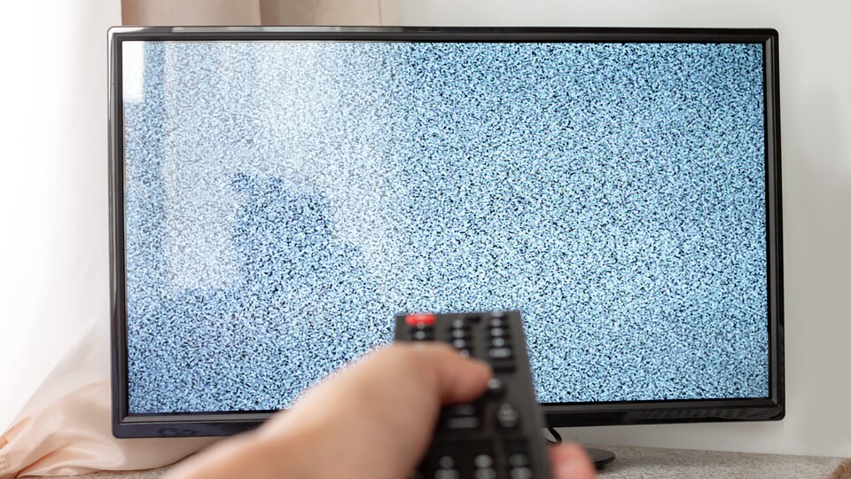 Clouding macht den TV nicht kaputt, stört aber stark das Fernsehvergnügen. (Bild: ReaLiia - adobe.stock.com)