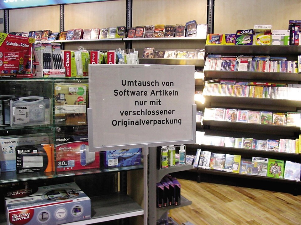 Bewusst missverständliches Schild in vielen Kaufhäusern: Defekte oder verbuggte Spiele dürfen Sie grundsätzlich zurückgeben!