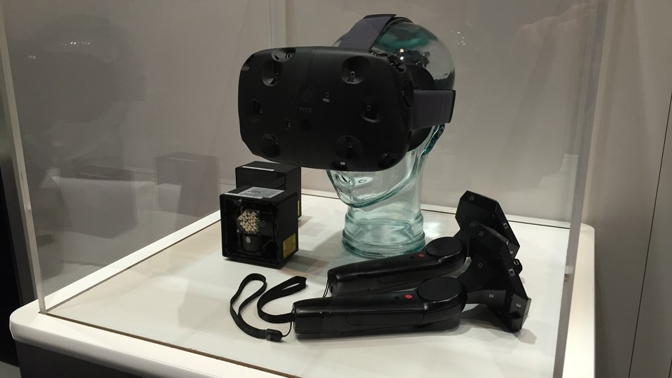 Das SteamVR-System mit HTC Vive-Brille sowie einem Laser-Sensor und einem VR-Controller als Prototyp auf der GDC gezeigt.