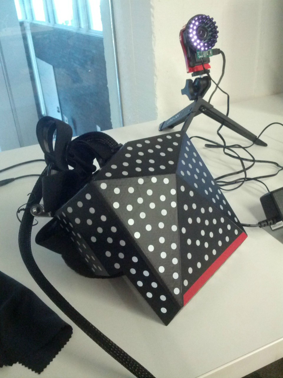 Im Internet sind erste Bilder des Virtual-Reality-Headsets von Valve aufgetaucht.