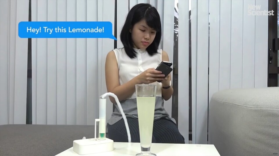 Virtuelle Limonade - übertragen über das Internet in ein Glas Wasser.