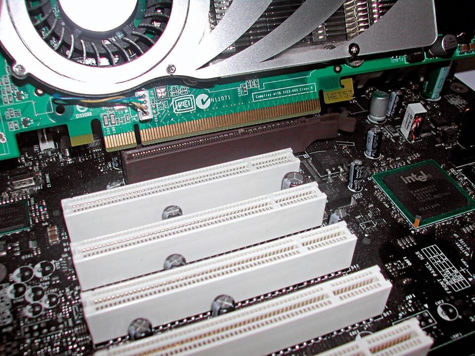 Passt nicht: Moderne PCI-Express-Grafikkarten sind elektrisch und mechanisch inkompatibel zu älteren AGP-Mainboards.
