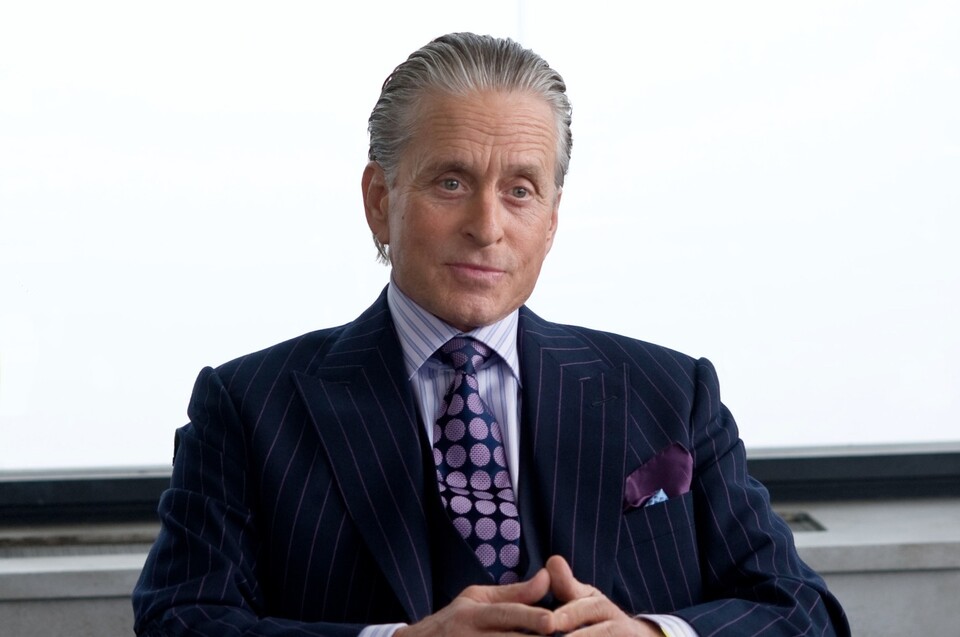 Michael Douglas gelt sich die Haare wieder nach hinten und sieht damit genau so aus wie im Erstling.