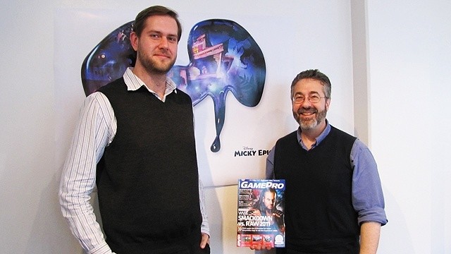 Warren Spector (rechts) bei einer Präsentation seines Spiels Disney Micky Epic mit GameStar- und GamePro-Redakteur Daniel Feith.