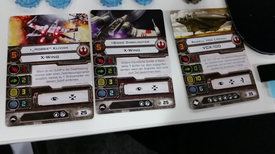 Typische Pilotenkarten im X-Wing Miniaturen Spiel.