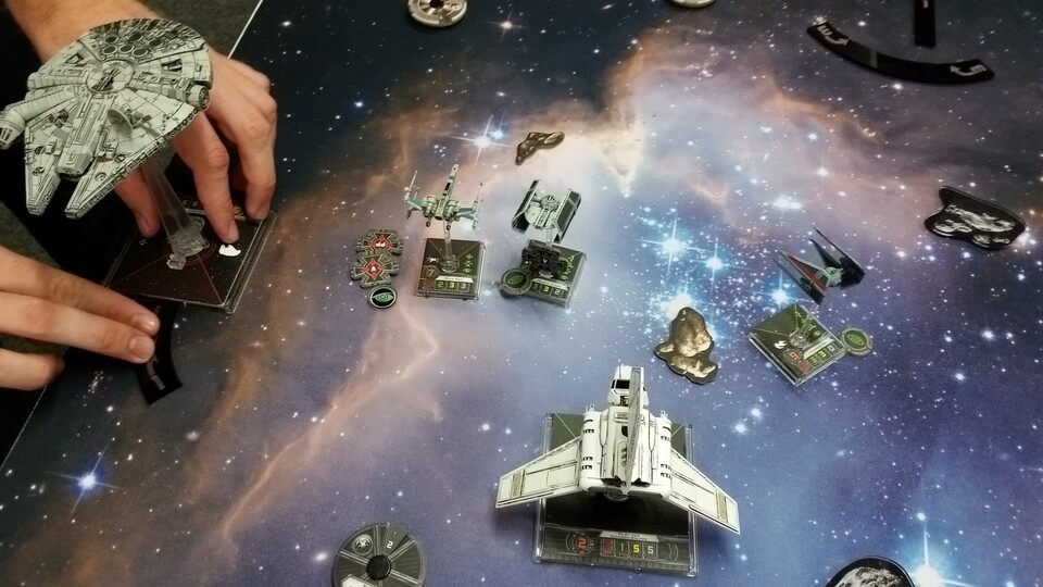 Der Millenium Falcon versucht hier, dem Shuttle in die Flanke zu fallen, während sich der T-70-X-Wing einen Dogfight mit Darth Vader und Soontir Fel liefert. Danke nochmal an meinen Mitspieler Mirko.
