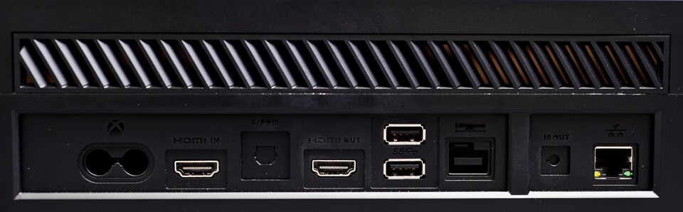 Anschlüsse von links nach rechts: Strom, HDMI-Eingang, digitaler Audioausgang (S/PDif, Toslink), HDMI-Ausgang, 2x USB 3.0, Kinect, optionaler IR-Blaster, GBit-LAN.
