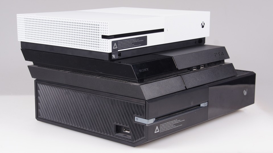 Im Vergleich mit der klobigen Xbox One wirkt die One S deutlich schlanker, die PlayStation 4 sortiert sich in Sachen Größe zwischen den beiden Konsolen von Microsoft ein.