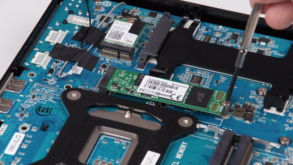 Die im neuen M.2-Formfaktor erhältlichen SSDs benötigen einen entsprechenden Slot auf dem Mainboard. Steckt die SSD in den Steckplatz, drückt sie leicht herunter und fixiert sie mit der Halterungs-Schraube.