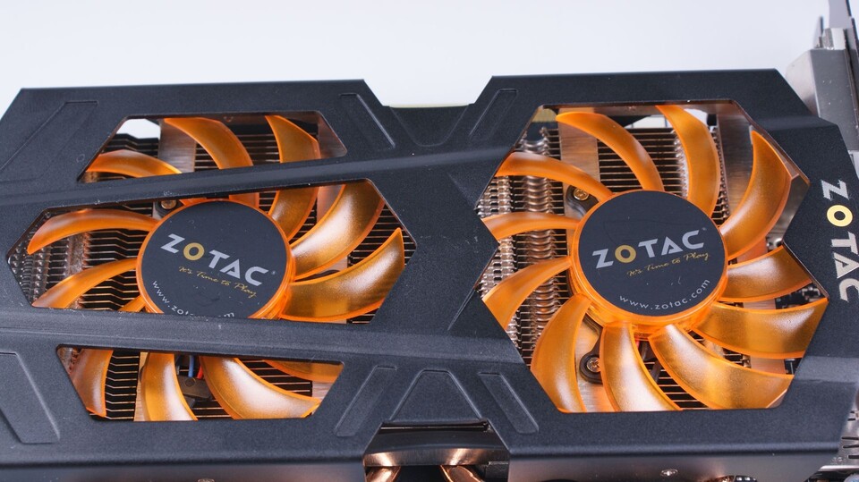 Der Doppellüfter der Geforce GTX 660 von Zotac macht seine Arbeit gut und bleibt selbst unter Last mit 1,6 Sone angenehm leise.