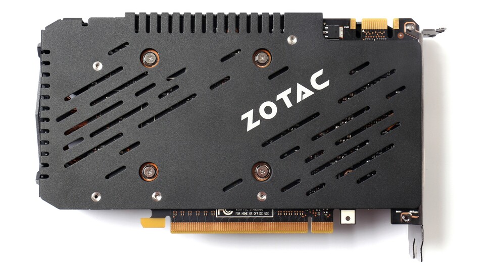 Die mattschwarze Backplate der Zotac Geforce GTX 960 AMP! steigert die Kühlleistung zwar kaum, wertet die Karte aber gerade im eingebauten Zustand optisch auf. 