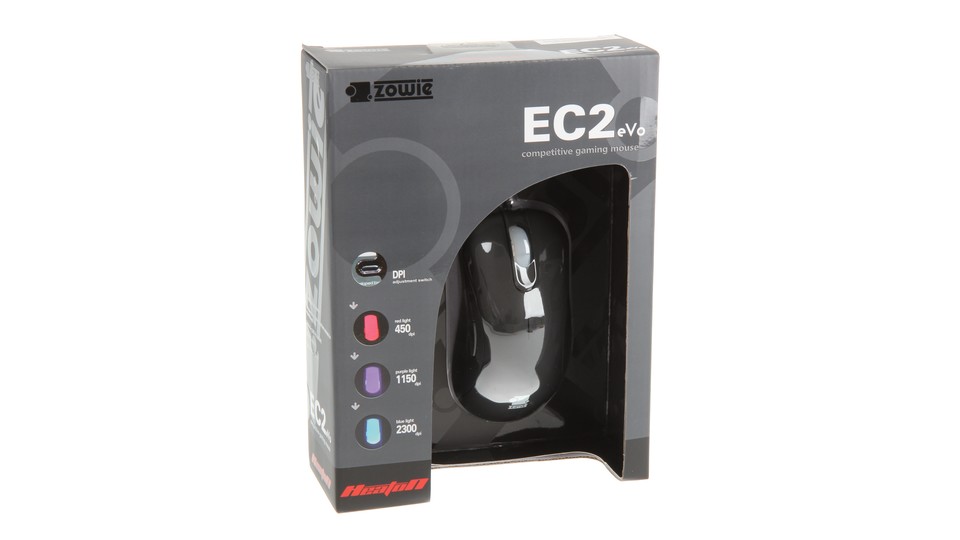 Neben der EC2 eVo finden sich noch ein Paar Gleitpads sowie ein Zowie-Aufkleber in der Packung.