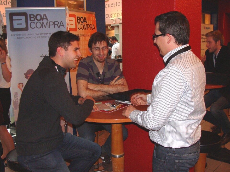 Wir haben Rocco Di Leo (rechts) und Paul Bakaus (Mitte) auf dem Browsergames Forum in Offenbach getroffen und mit ihnen über ihr turbulentes letztes Jahr und die Zukunft von Zynga Germany gesprochen.
